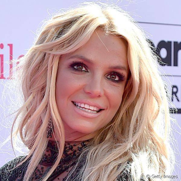 Britney Spears usou um efeito esfumado nos olhos, com pele matte e batom nude opaco
